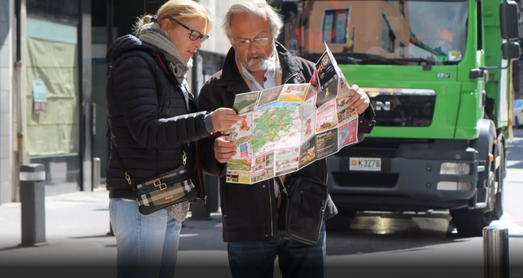 Dues persones consulten un mapa.